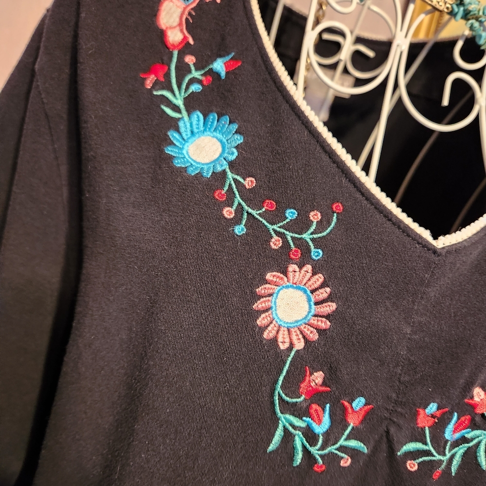Black Cotton Tee With Floral Embroidery & Rope Detail by Capacity Sz L - Picture 4 of 12